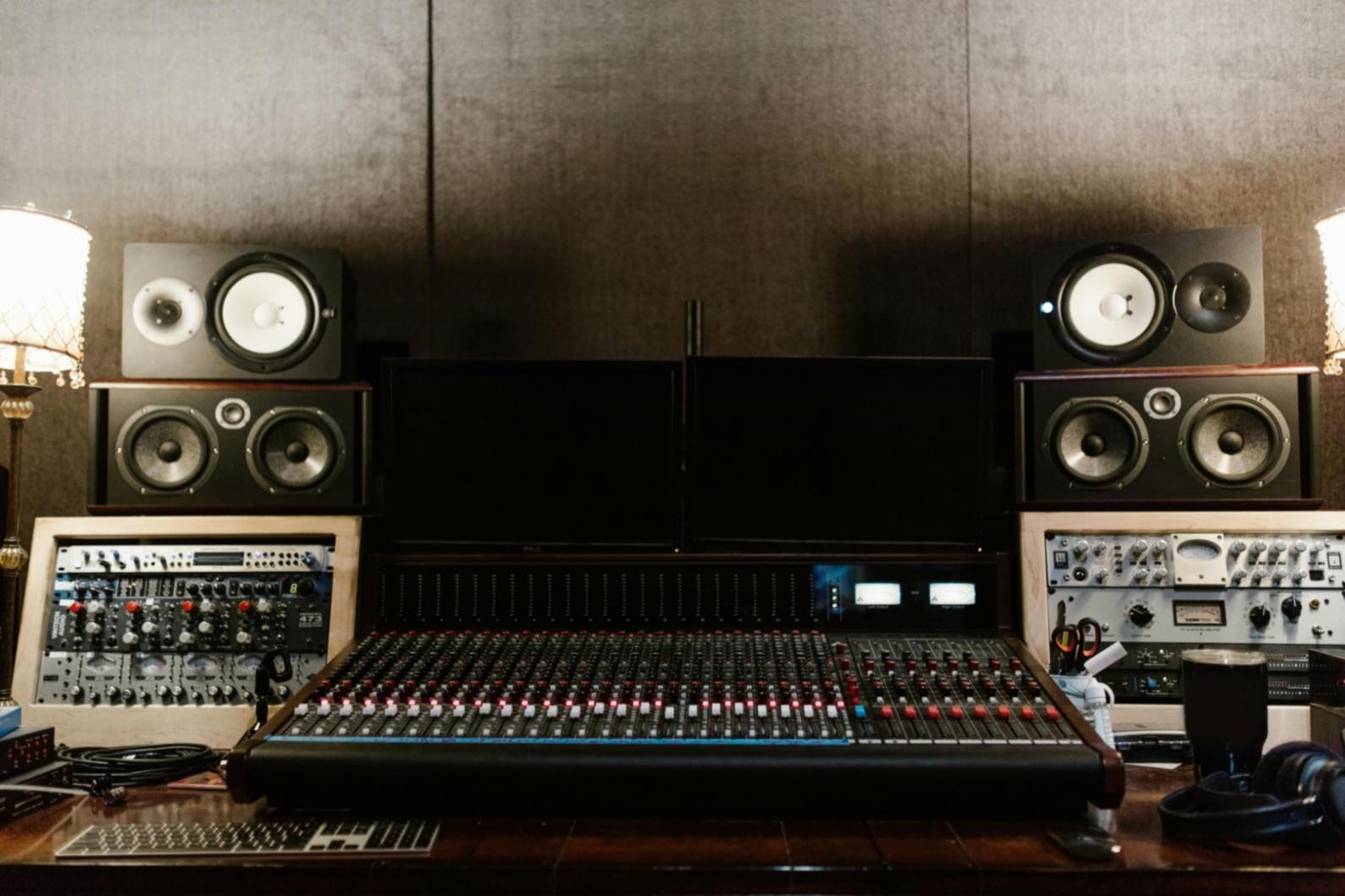 Studio di registrazione professionale con apparecchiature audio avanzate